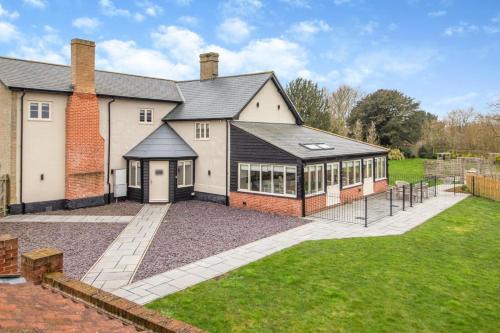 Halesworth House | Pet-Friendly Retreat at White House Lodges - Dragonfly