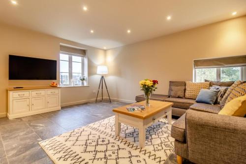 Halesworth House | Pet-Friendly White House Lodges - Meadow for Family Getaways