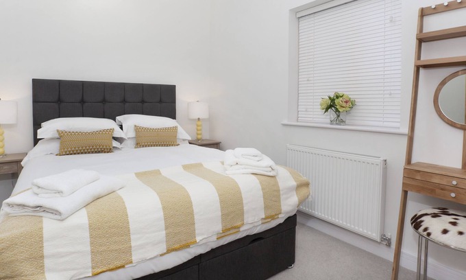Huntington Apartment | Elegant White House Apartments with Breakfast & 9.8 Rating