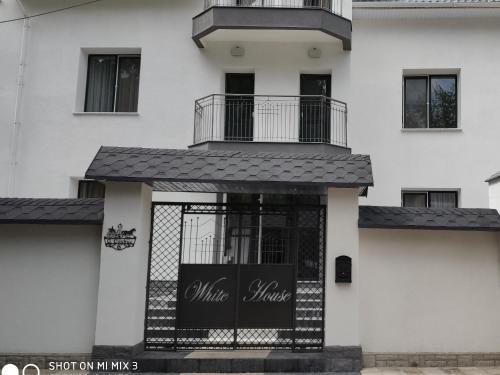 Balti Apartment | Pet-Friendly Retreat at the Renowned White House Hotel