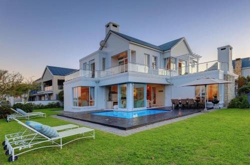 George Villa | Relax at White House on Kingswood Golf Estate with Ocean Views