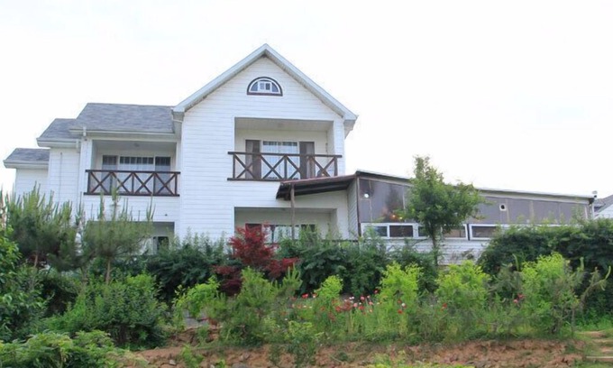 Jinju Condo | Family-Friendly Getaway at White House on the Hill