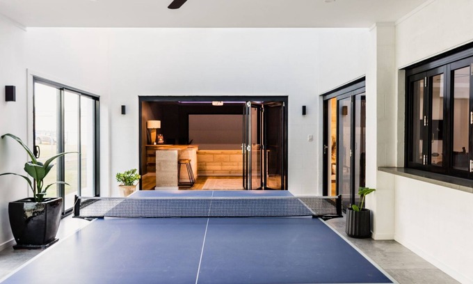 Lacepede House | Cozy White Hut On Golflinks with Ocean Views & Breakfast