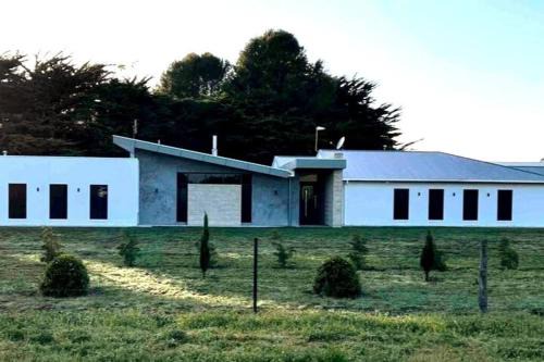 Lacepede House | Elegant White Hut on Golflinks: Family-Friendly Retreat
