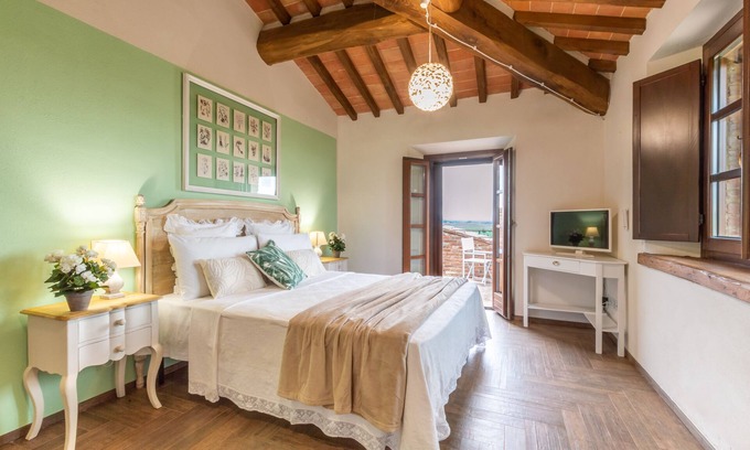 Monteroni d'Arbia Apartment | Idyllic White Lily Hotel with Breakfast and Pet-Friendly Stay