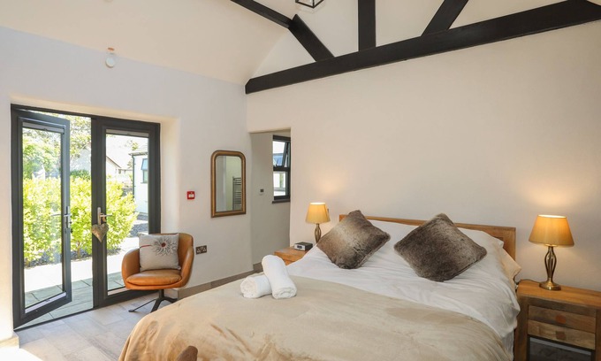 Newborough Cottage | Pet-Friendly White Lodge Cottage with Oceanfront Views