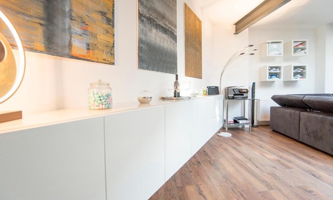 Oberbilk Apartment | Luxury White Lofty: 5-Star Stay with Family-Friendly Amenities