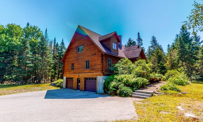 Twin Mountain House | Family-Friendly White Mountain Log Home with Pet Amenities