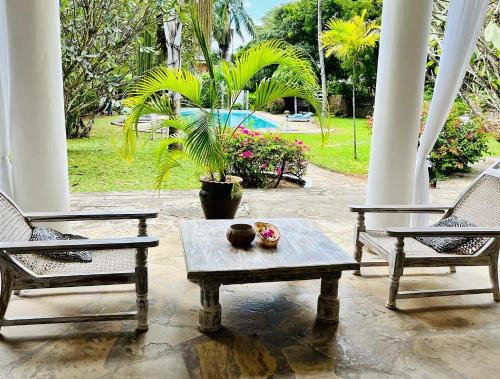 Malindi House | Inviting WHITE Nyumba: Oceanfront Escape with Pool & Breakfast