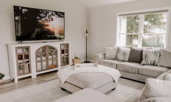 Strasburg House | Idyllic White Oak Acres: Relax by an Amish Farm Retreat