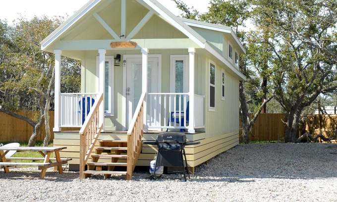 Rockport Cottage | White Oak Cottage: Family-Friendly Retreat with Pet Perks