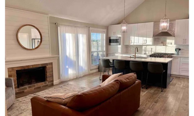 Sugar Land Apartment | White Oak - Your Home Away From Home