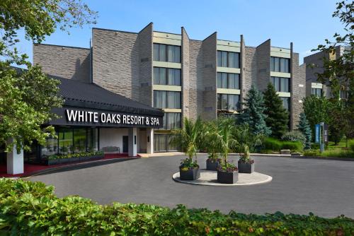 Glendale Resort | Elegant White Oaks Conference & Resort Spa with Pool Access