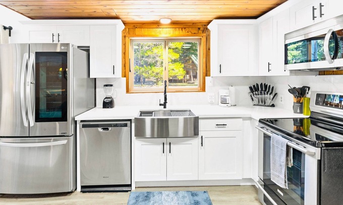 Packwood House | White Pass Wonder: Hot Tub, Wood Stove & Pet Friendly Stay