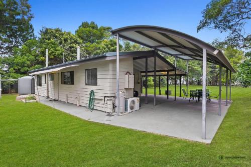 White Patch House | Pet-Friendly Retreat: White Patch On The Water Awaits