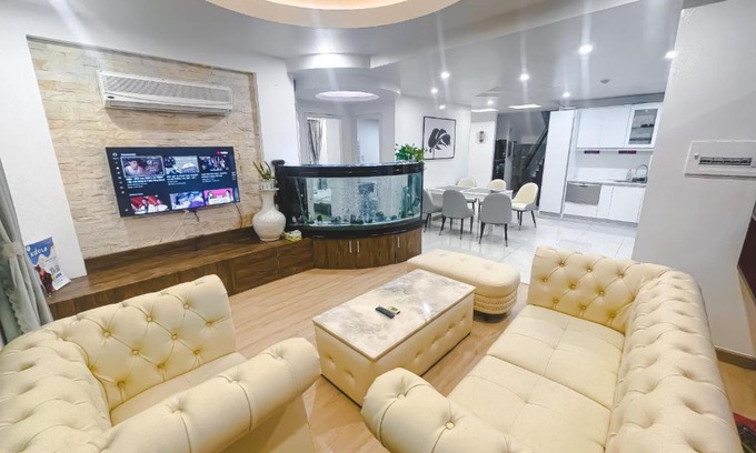 Phuong 1 Apartment | Stylish White Penthouse with Rooftop Pool in Central City