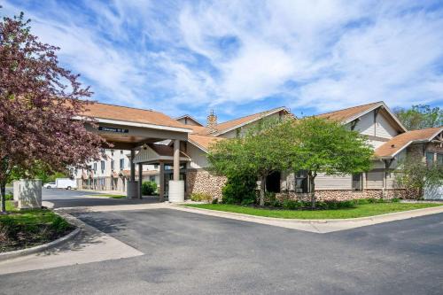 Holland Hotel | Discover White Pine Inn & Suites with Ocean Views and Pools