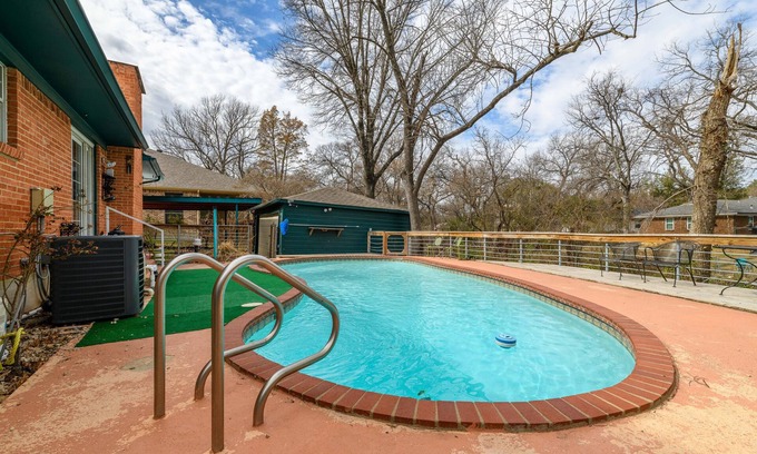 White Rock Hills House | Inviting 6 Queen Bed Home with Pool & Deck Near White Rock