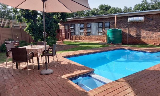Emfuleni House | Cozy White Rose Guest House with Pool & Family Amenities