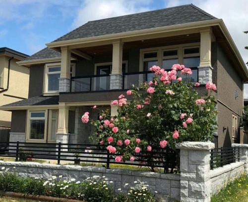 White Rock Bed & Breakfast | Cozy White Rose House: Oceanfront Retreat for Families