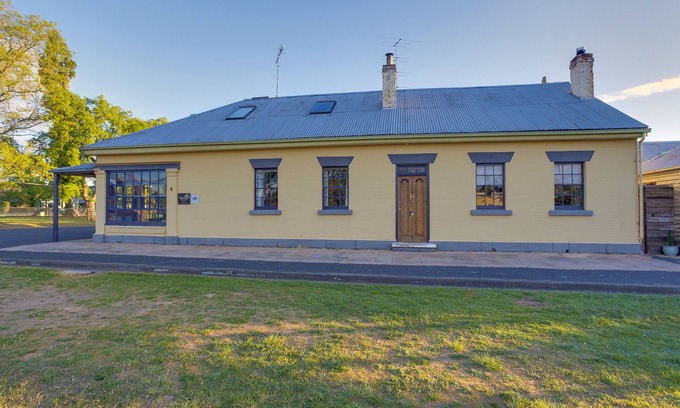 Bothwell Cottage | Discover White's Corner: Family-Friendly Stay with Breakfast