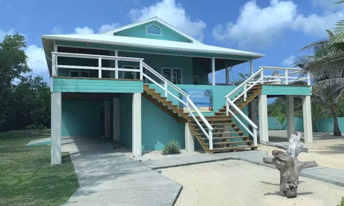 Isla de Utila Villa | White's Paradise Ocean Front with Pool