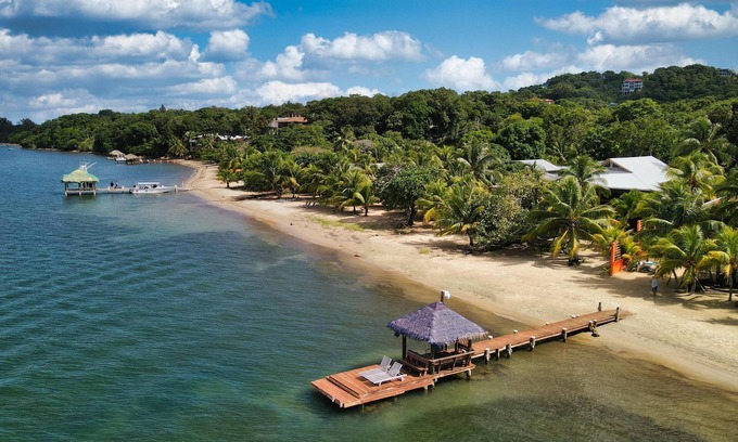 Half Moon Bay Villa | Beachfront 3-Bedroom House Near West End & West Bay