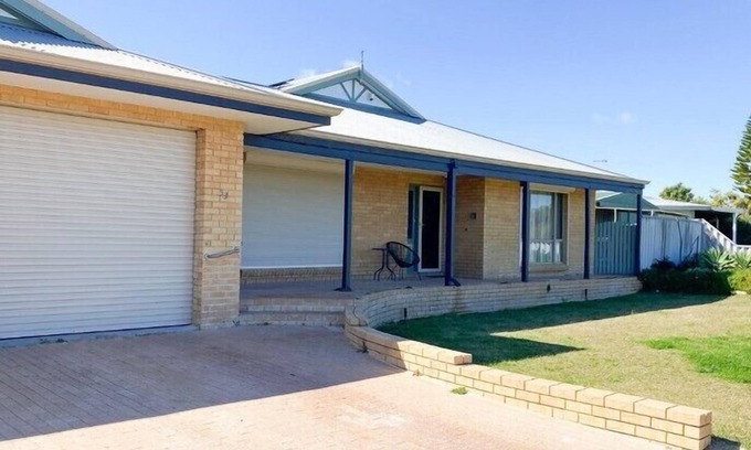 Lancelin House | Cozy 4x2 Home with Ocean View, Steps from Back Beach
