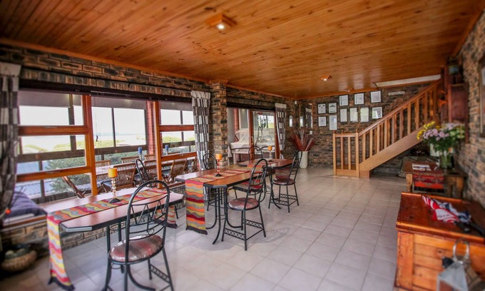 Van Dyks Bay Bed & Breakfast | Unwind at White Shark Guest House - 4 Star, Family-Friendly