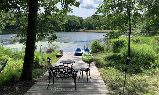 Bushkill House | Relaxing Retreat: White Swan Home with Hot Tub & Water Views