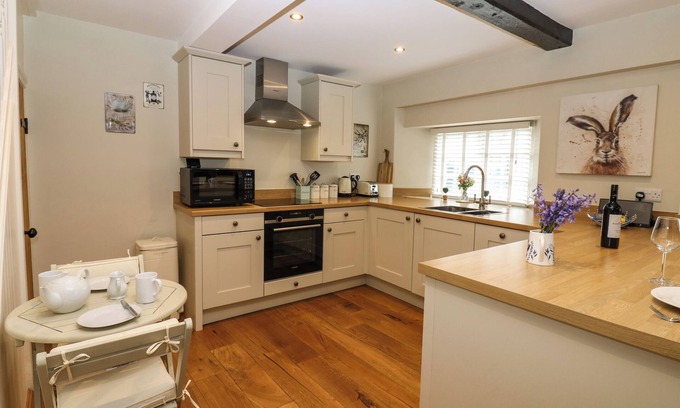 Middleham Cottage | Elegant White Swan Cottage: Family-Friendly with Breakfast