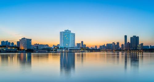 Guangzhou Hotel | Elegant White Swan Hotel: 5-Star Oceanfront Bliss