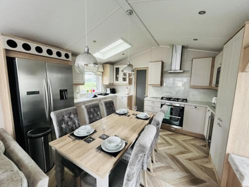 Allerthorpe Cabin | Welcoming White Swan Lodge with Family-Friendly Amenities