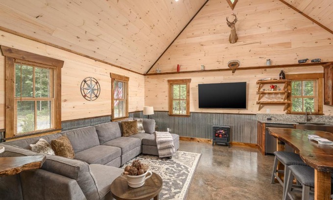Rising Fawn House | Inviting White Tail Fawn Cabin with Hot Tub & Child-Friendly Amenities