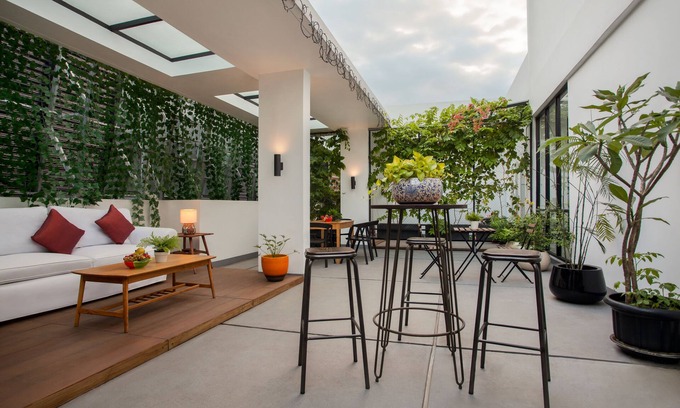 Cipete Selatan Hotel | Discover White Tree Residence: Family-Friendly with Pool