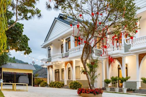 Duc Trong Hotel | Pet-Friendly White House: A 4-Star Family Getaway