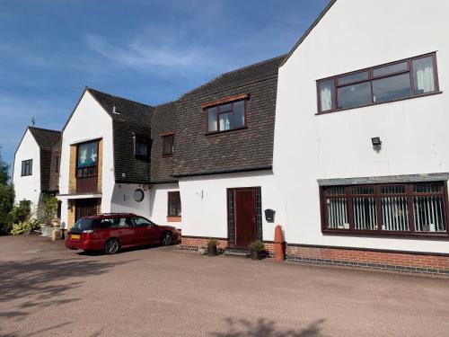 Hartshill House | Discover White Wings: Pet-Friendly Retreat with Pool Access