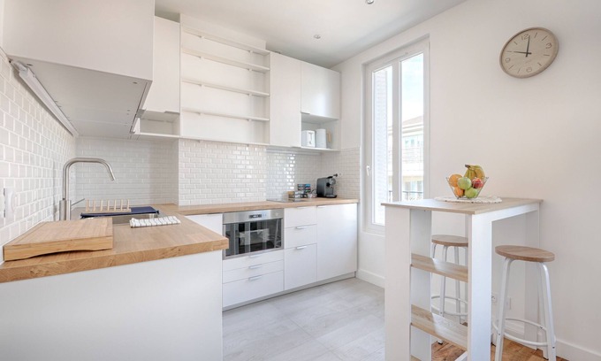 Vitry-sur-Seine Apartment | Cozy White & Wood Apartment for 4 with Spa and Breakfast