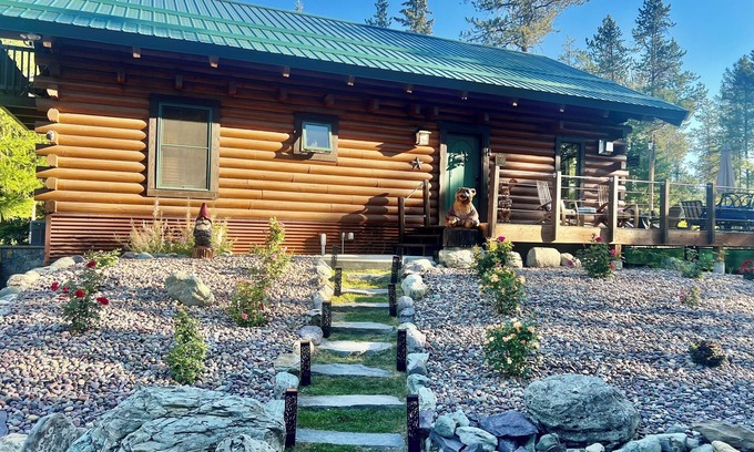 Whitefish Cabin | Relaxing Retreat in Montana with Spa and Hot Tub Amenities