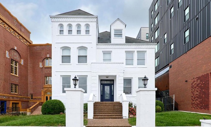 Grand Center Apartment | Stylish White House at Grand Central with Family-Friendly Perks