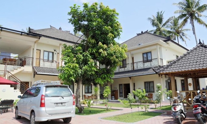 Senggigi House | Cozy Whiterose Guesthouse: Pet Friendly & Family Ready