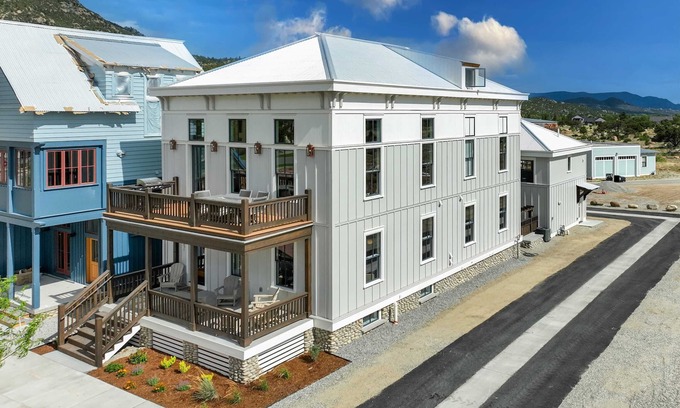 Buena Vista Villa | Whitewater Estate! House & Guesthouse w Hot Tub!