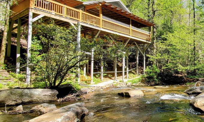 Blue Ridge Cabin | Pet-Friendly Retreat with Hot Tub & Pool Near Whitewater