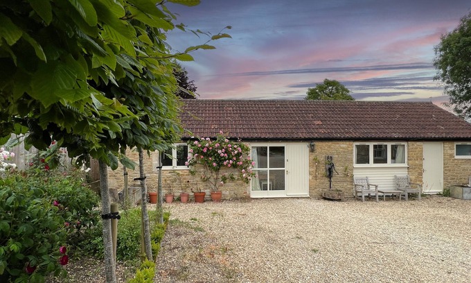 Whitley Cottage | Discover Whitley Coach House: Family-Friendly & Near Bath