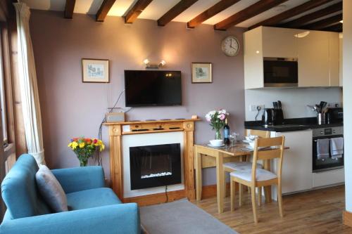 Hanmer House | Pet-Friendly Whitley Elm Cottages - 4-Star Retreat Awaits