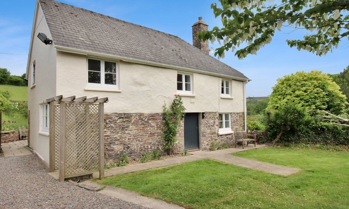 South Molton Cottage | Cozy Whitley Farm in Molland: Pet-Friendly Retreat