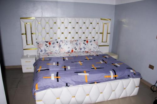 Port Harcourt Apartment | Whitney white 1bedroom shortlet apartment 24hr light Stadium Road N55,000