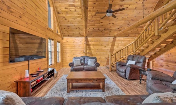 Broken Bow Cabin | Whits End Cabin: Pet-Friendly Retreat with Lake Views