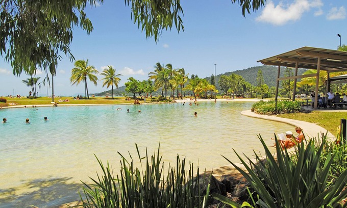 Airlie Beach Hotel | Beachfront Retreat at Whitsunday with Family-Friendly Amenities