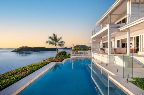Shute Harbour House | Whitsundays Bliss: Ocean View Retreat with Pool Access